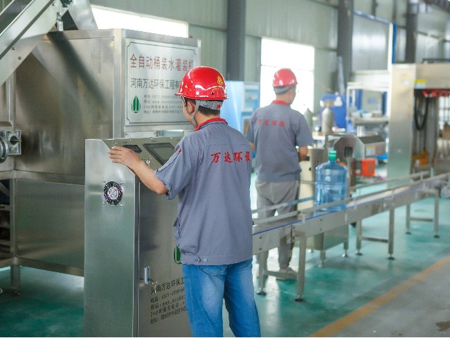 做桶裝水的機(jī)器需要多少錢(qián)
