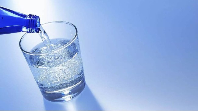 自來水、純凈水、礦泉水有什么區(qū)別？都需純凈水設(shè)備處理，才能飲用！